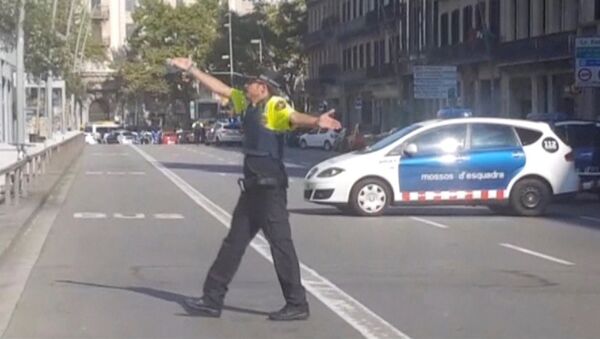 La Policía cerca de Las Ramblas, Barcelona, donde se produjo el atentado - Sputnik Mundo