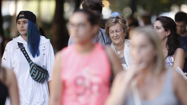 La gente abandona el lugar del atentado en Barcelona - Sputnik Mundo