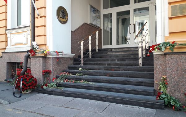La entrada a la embajada de España en Moscú - Sputnik Mundo