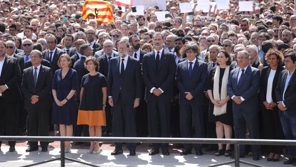 El presidente del Gobierno, Mariano Rajoy, el rey de España, Felipe VI y presidente del Gobierno catalán, Carles Puigdemont - Sputnik Mundo