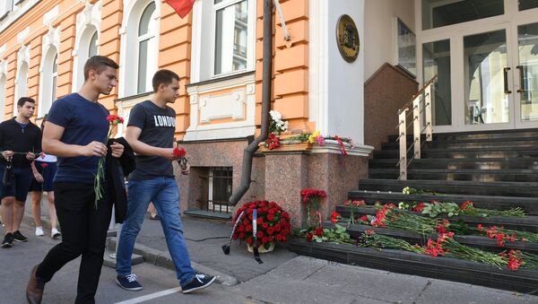 Los moscovitas llevan flores a la Embajada española en homenaje a las víctimas de los atentados - Sputnik Mundo