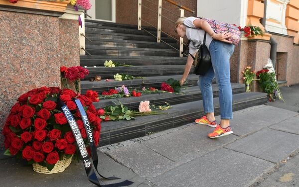Los moscovitas llevan flores a la Embajada española en homenaje a las víctimas de los atentados - Sputnik Mundo