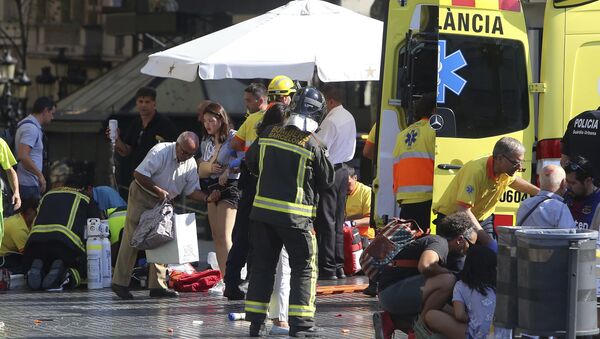 Injured people are treated in Barcelona, Spain, Thursday, Aug. 17, 2017 after a white van jumped the sidewalk in the historic Las Ramblas district, crashing into a summer crowd of residents and tourists and injuring several people, police said. - Sputnik Mundo