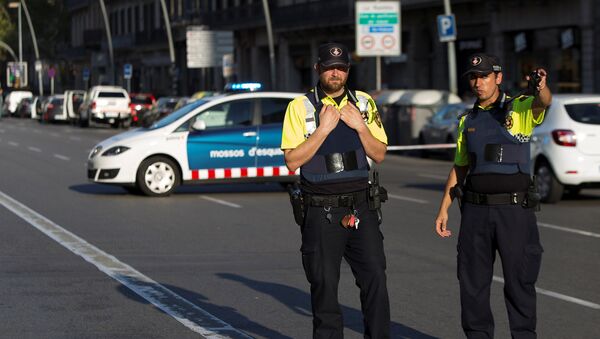 Police cordon off the area after a van crashed into pedestrians near the Las Ramblas avenue in central Barcelona, Spain August 17, 2017 - Sputnik Mundo