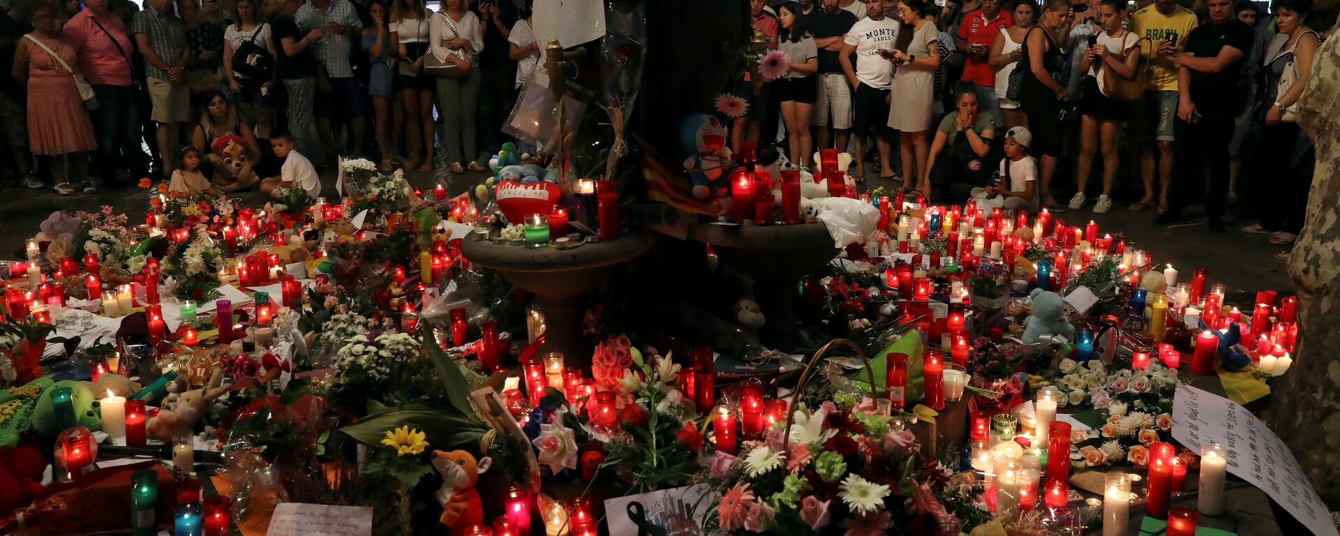 Flores en memoria de las víctimas de los atentados de Barcelona y Cambrils, España  - Sputnik Mundo, 1920, 11.01.2022