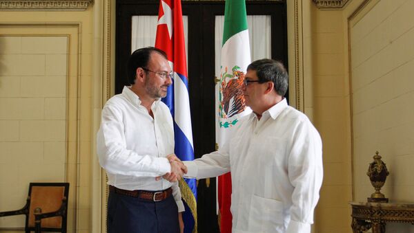El canciller cubano, Bruno Rodríguez, con su homólogo mexicano, Luis Videgaray - Sputnik Mundo