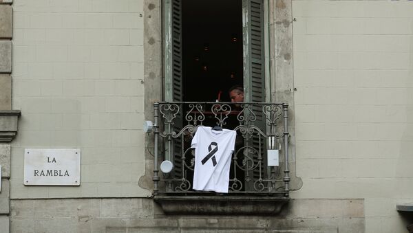 Camiseta con lazo negro por las víctimas del atentado de Barcelona, España - Sputnik Mundo