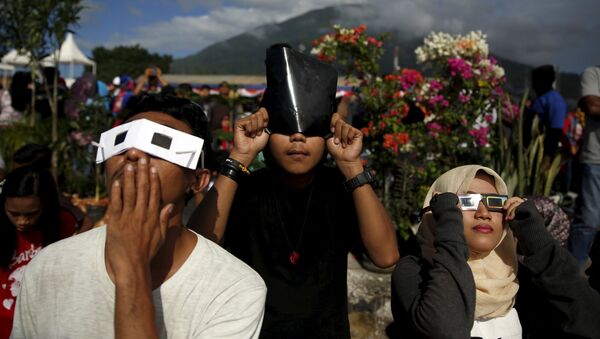 Jóvenes observan un eclipse solar en Indonesia (archivo) - Sputnik Mundo