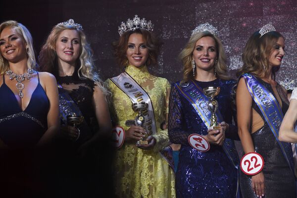Las participantes en la final del concurso Mrs. Rusia 2017 - Sputnik Mundo