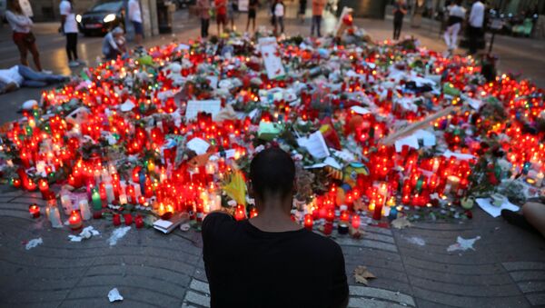 La gente rinde homenaje a las víctimas del atentado en La Rambla, Barcelona (archivo) - Sputnik Mundo