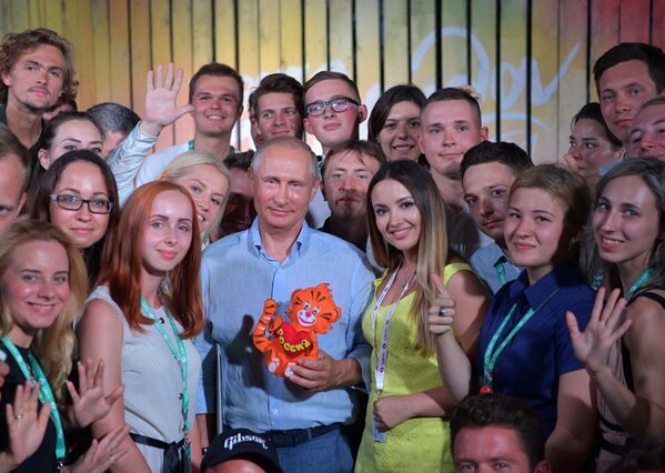 Todo bajo control: Vladímir Putin visita Crimea - Sputnik Mundo