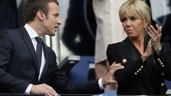 El presidente de Francia, Emmanuel Macron, y su esposa, Brigitte Macron - Sputnik Mundo