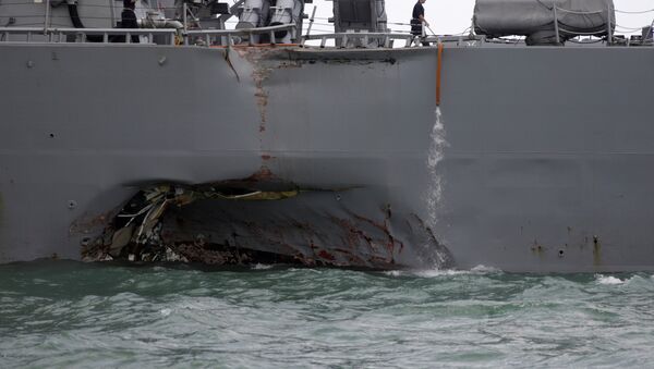 El daño del destructor estadounidense USS John S. McCain tras la colisión con el buque mercante - Sputnik Mundo