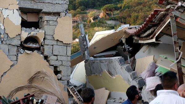 Las consecuencias del terremoto en Ischia, Italia - Sputnik Mundo