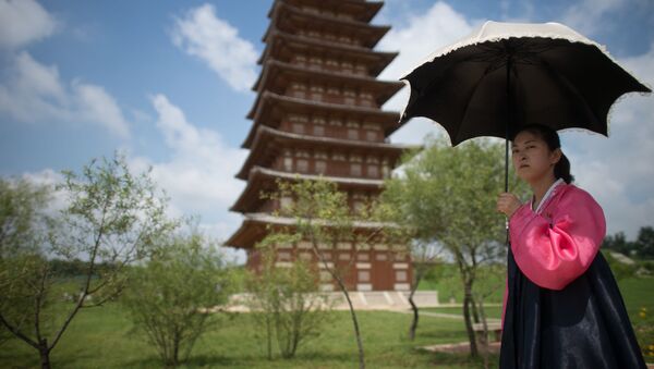 Una chica en el parque histórico de Pyongyang - Sputnik Mundo