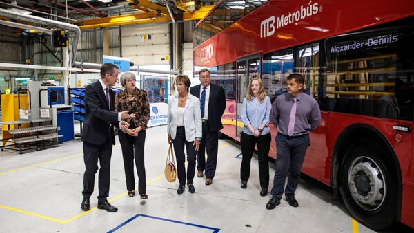 Theresa May, la premera ministra británica cerca del autobús rojo destinado para México - Sputnik Mundo