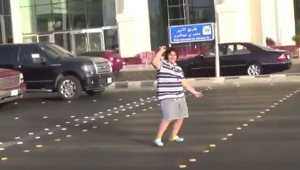 Un niño baila la Macarena en Yeda, Arabia Saudí - Sputnik Mundo