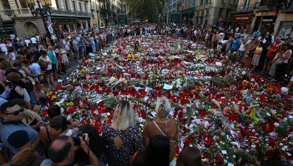 La gente rinde homenaje a las víctimas del atentado en Las Ramblas, Barcelona - Sputnik Mundo