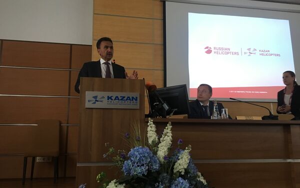 El director de marketing y ventas de la planta de Kazán, Valeri Pashko, y vicedirector de la Empresa de Servicio de Helicópteros, Serguéi Detkov - Sputnik Mundo