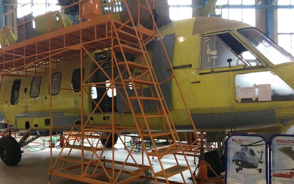 Helicóptero Mi-38 en la Fábrica de Helicópteros de Kazán - Sputnik Mundo