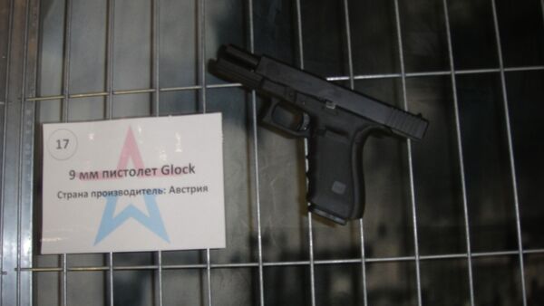 Pistola Glock (Austria) arrebatada a grupos radicales en Siria y expuesta en Rusia en el marco del Foro Internacional Army 2017. - Sputnik Mundo