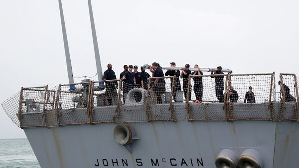 Miembros de tripulación del destructor estadounidense USS John S. McCain - Sputnik Mundo