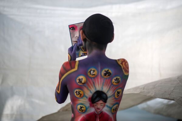 Pintura corporal: los cuerpos se convierten en lienzos en un festival surcoreano - Sputnik Mundo