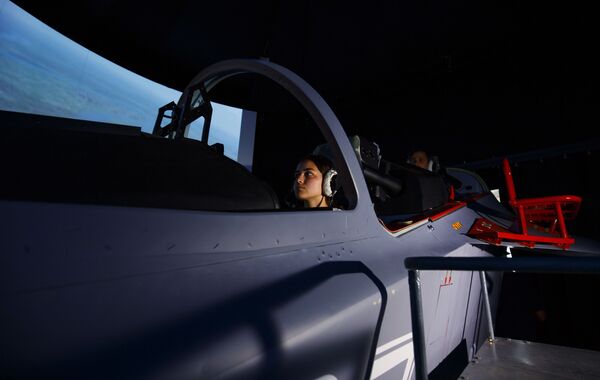 Igualdad de género: Sputnik te presenta a las futuras pilotos militares rusas - Sputnik Mundo