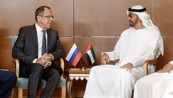 El ministro de Asuntos Exteriores de Rusia, Serguéi Lavrov, y el príncipe heredero de la corona de Abu Dabi, Mohammed bin Zayed Nahyan - Sputnik Mundo