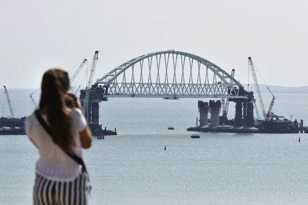 Las impresionantes obras del puente de Crimea sobre el estrecho de Kerch - Sputnik Mundo