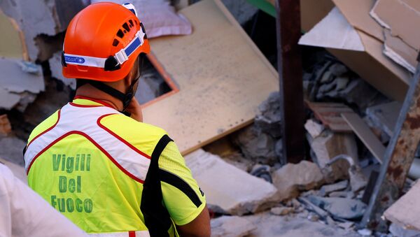 Consecuenacias de un terremoto en la isla italiana de Ischia - Sputnik Mundo