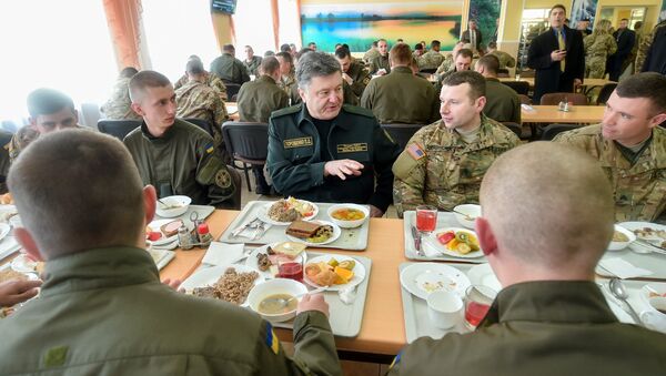 Petró Poroshenko durante una comida junto a militares estadounidenses - Sputnik Mundo