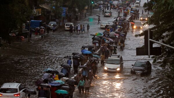 Las calles de Bombay, la India, tras las lluvias muy fuertes - Sputnik Mundo