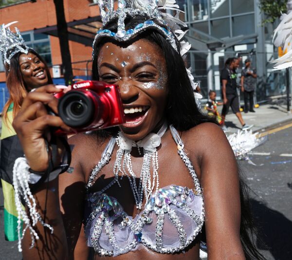 Exprimir la vida al máximo: lo más destacado del carnaval de Notting Hill - Sputnik Mundo