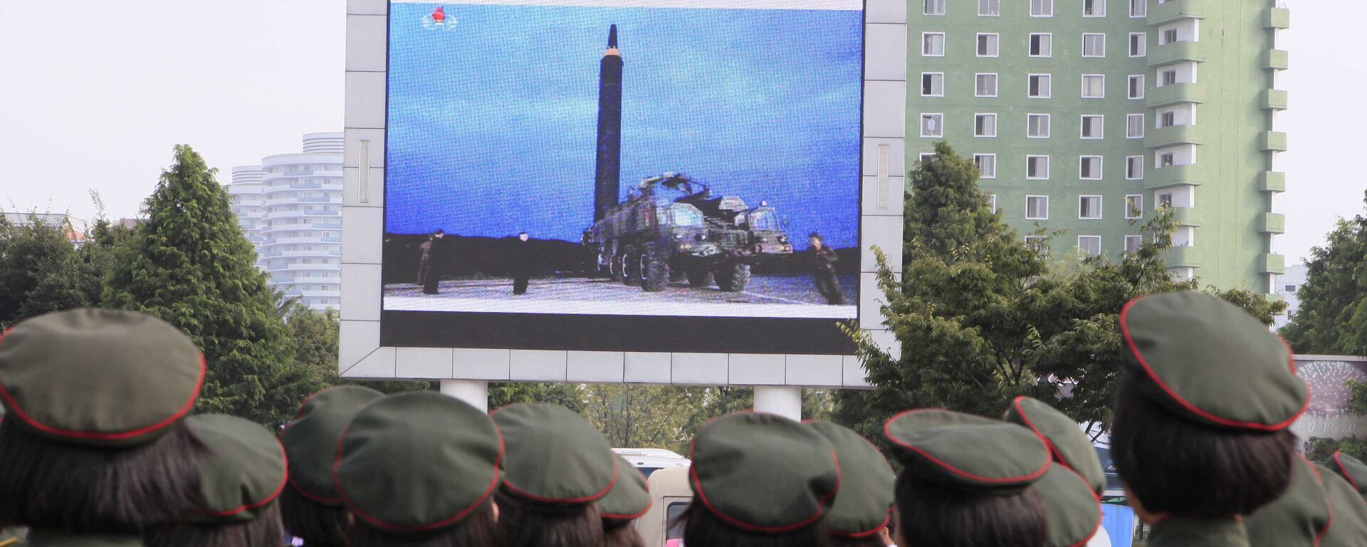 Los norcoreanos observan en una pantalla el lanzamiento del misil balístico - Sputnik Mundo, 1920, 09.06.2022