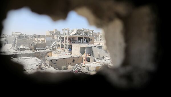 Edificios destruidos en la ciudad de Al Raqa (archivo) - Sputnik Mundo