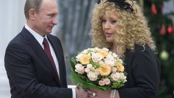 Vladímir Putin, presidente de Rusia y  Ala Pugachova cantante rusa - Sputnik Mundo