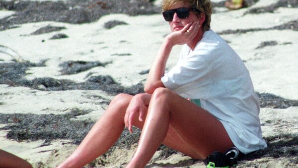 Princess Diana relaxes on the sand during a visit to the beach on the Caribbean Island of Nevis January 4, 1993. - Sputnik Mundo