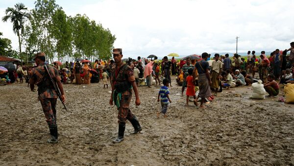 Los refugiados rohingyas y la guardia fronteriza en Bangladés - Sputnik Mundo