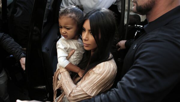 Kim Kardashian, celebridad estadounidense, y su hija North West - Sputnik Mundo