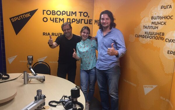 Guillermo Roude, Anastasia Romanova y Víctor Ternovsky en los estudios de Radio Sputnik - Sputnik Mundo