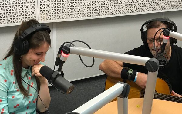 Guillermo Roude y Anastasia Romanova en los estudios de Radio Sputnik - Sputnik Mundo