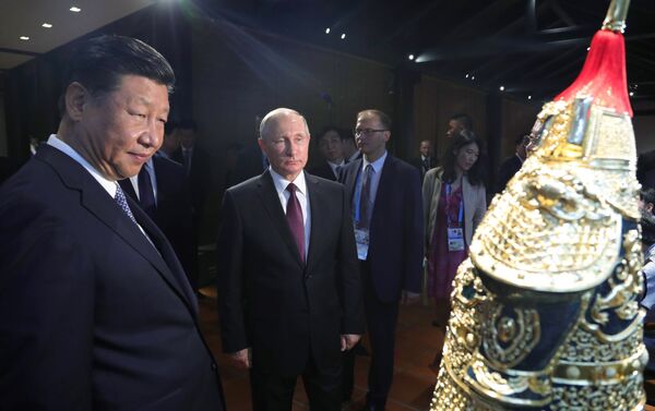 Vladímir Putin, presidente de Rusia y Xi Jinping, presidente de China, intercambian obsequios artesanales - Sputnik Mundo