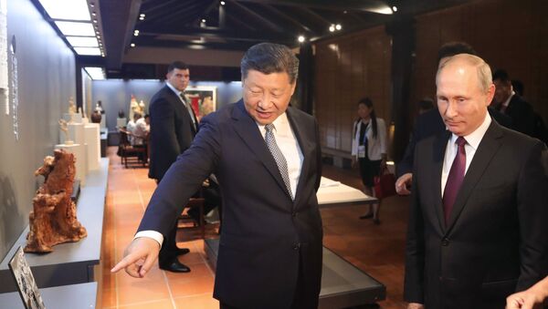 El presidente de Rusia, Vladímir Putin, y su par chino, Xi Jinping, en una exposición de artesanía nacional de China - Sputnik Mundo