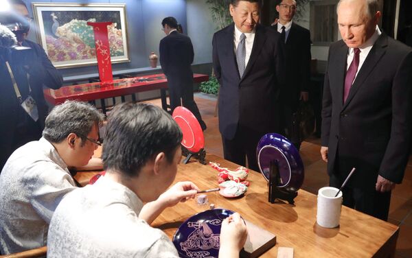 El presidente de Rusia, Vladímir Putin, y su par chino, Xi Jinping, en una exposición de artesanía nacional de China - Sputnik Mundo