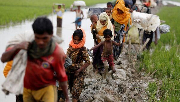 Los musulmanes rohinyás  cruzan de Birmania a Bangladés - Sputnik Mundo