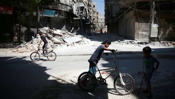 Niños sirios montando bicicletas - Sputnik Mundo