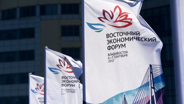 Las banderas con el logo del Foro Económico Oriental - Sputnik Mundo