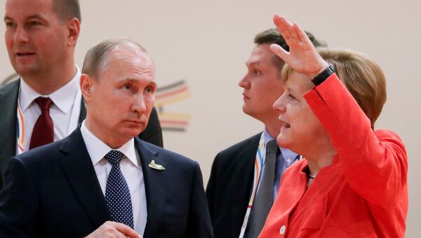 La canciller alemana, Angela Merkel, conversa con el presidente de Rusia, Vladímir Putin - Sputnik Mundo