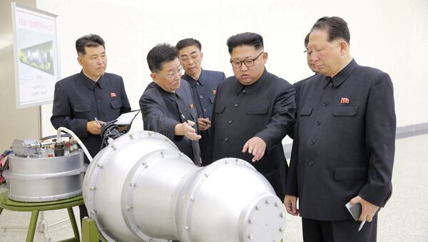 Kim Jong-un, líder norcoreano durante una explicación sobre armas nucleares - Sputnik Mundo